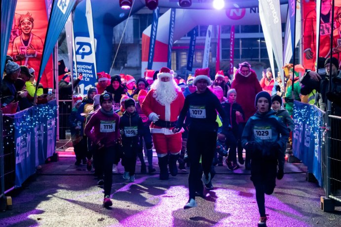 Závodníci Christmas Night Run Olomouc rozzářili Floru  Foto: Tomáš Stoupa