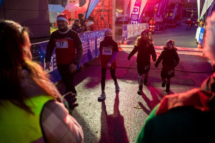 Závodníci Christmas Night Run Olomouc rozzářili Floru  Foto: Tomáš Stoupa