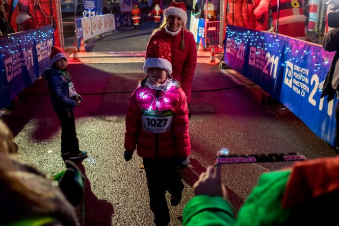 Závodníci Christmas Night Run Olomouc rozzářili Floru  Foto: Tomáš Stoupa