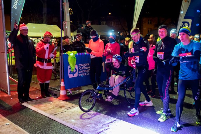 Závodníci Christmas Night Run Olomouc rozzářili Floru  Foto: Tomáš Stoupa