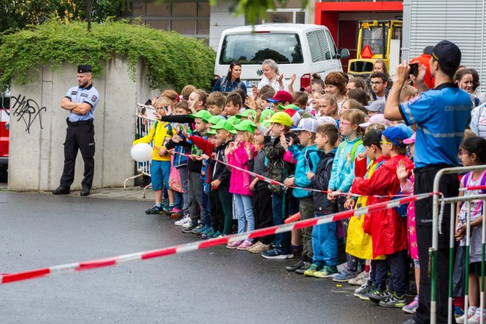 Dětský den se složkami IZS nabídl policejní koně i zásah celníků