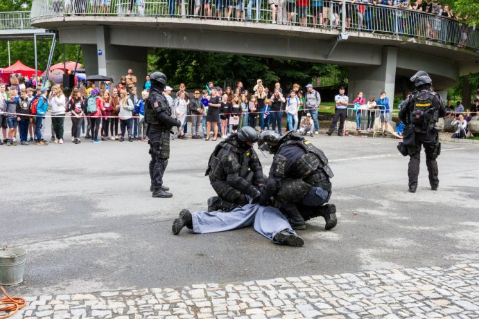 Dětský den se složkami IZS nabídl policejní koně i zásah celníků