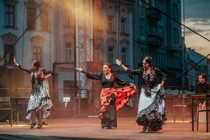 Tanečníci se vlnili v divokém rytmu flamenca