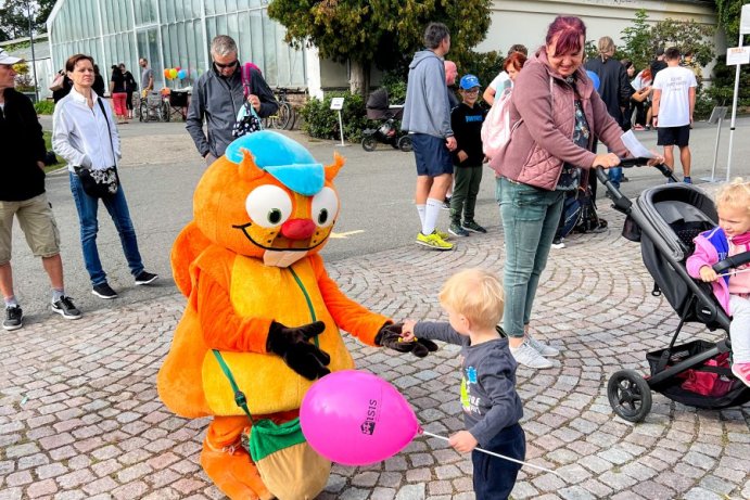 Rodiny vlastní i náhradní slavily ve Smetanových sadech