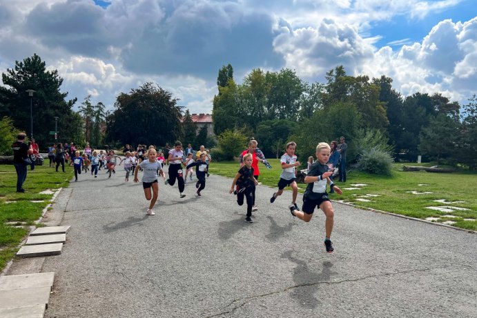 Rodiny vlastní i náhradní slavily ve Smetanových sadech