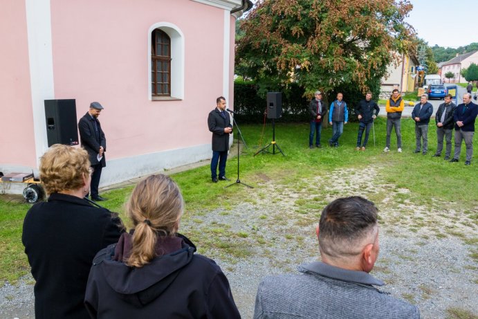 Slatinky mají bezpečný chodník k autobusu