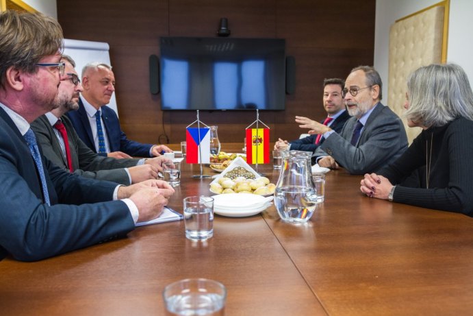 Olomoucký kraj navštívil španělský velvyslanec. S hejtmanem diskutoval o školství, ekonomice i evropské politice