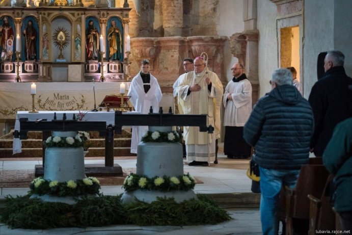 Svatá Barbora, Marie a Josef váží půl tuny. Bít začnou na konci adventu