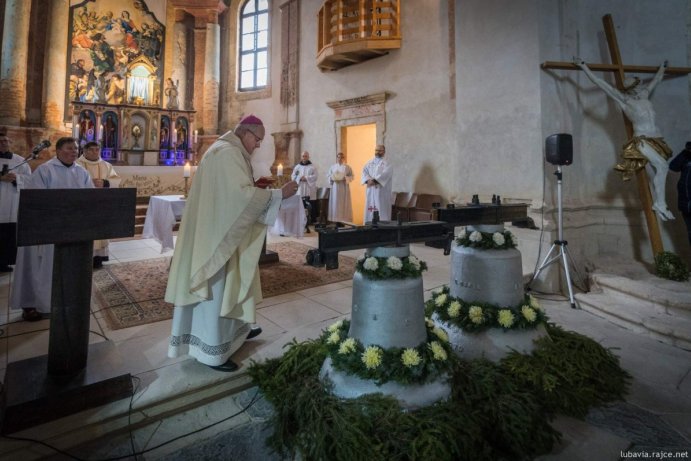 Svatá Barbora, Marie a Josef váží půl tuny. Bít začnou na konci adventu