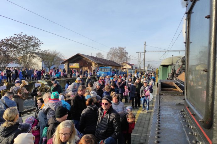 Mikuláš a jeho družina cestovali parním vlakem