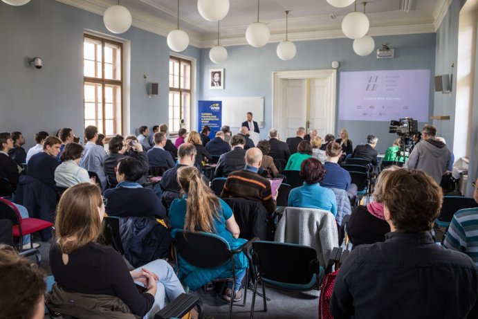 Nachází se Evropa ve střetu dvou světů? V Olomouci o tom debatovali významní hosté