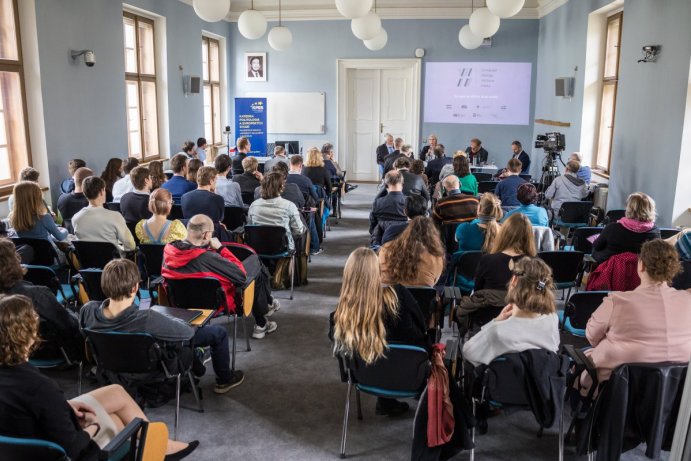 Nachází se Evropa ve střetu dvou světů? V Olomouci o tom debatovali významní hosté