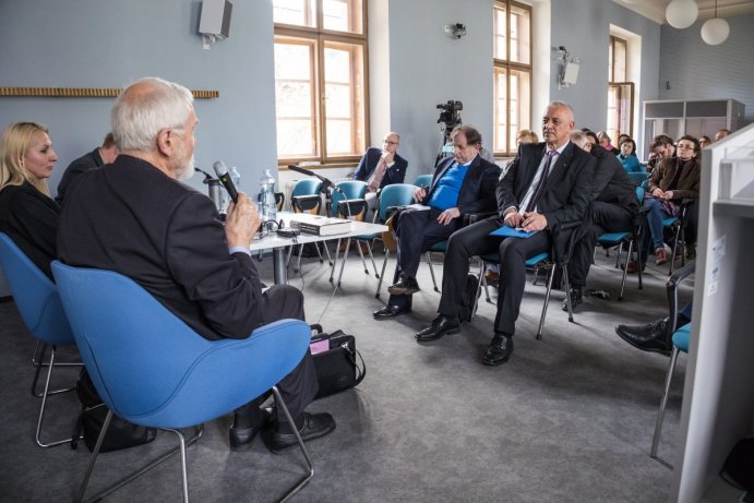 Nachází se Evropa ve střetu dvou světů? V Olomouci o tom debatovali významní hosté