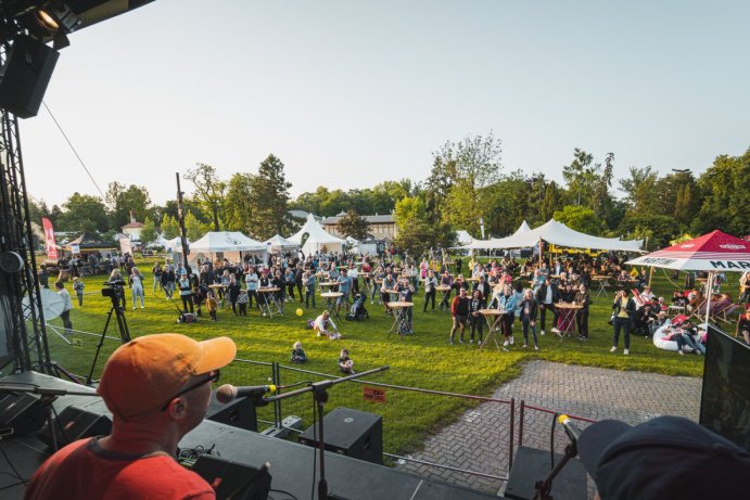 Na Výstavišti Flora Olomouc se o víkendu konal Prima FRESH festival. Návštěvníci si užili dva dny plné jídla, pití, degustací, kulinářských show a hudby. Gastrofestival v pátek 26. května zahájil hejtman Olomouckého kraje Josef Suchánek. Než samotnou