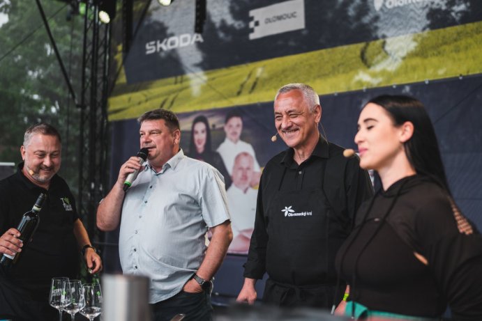 Na Výstavišti Flora Olomouc se o víkendu konal Prima FRESH festival. Návštěvníci si užili dva dny plné jídla, pití, degustací, kulinářských show a hudby. Gastrofestival v pátek 26. května zahájil hejtman Olomouckého kraje Josef Suchánek. Než samotnou