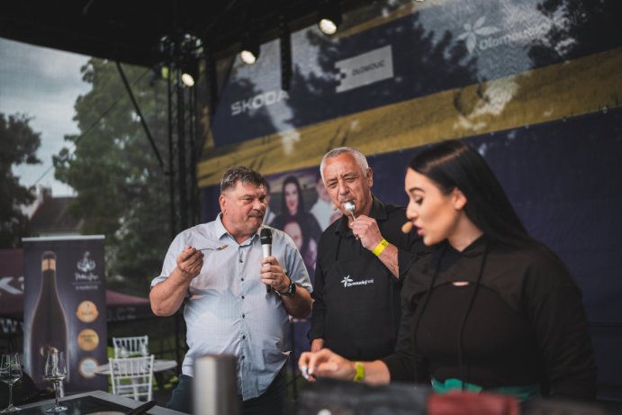 Na Výstavišti Flora Olomouc se o víkendu konal Prima FRESH festival. Návštěvníci si užili dva dny plné jídla, pití, degustací, kulinářských show a hudby. Gastrofestival v pátek 26. května zahájil hejtman Olomouckého kraje Josef Suchánek. Než samotnou