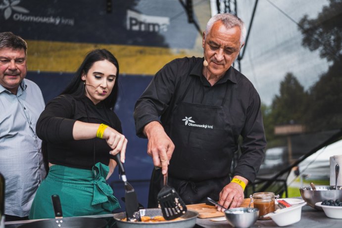 Na Výstavišti Flora Olomouc se o víkendu konal Prima FRESH festival. Návštěvníci si užili dva dny plné jídla, pití, degustací, kulinářských show a hudby. Gastrofestival v pátek 26. května zahájil hejtman Olomouckého kraje Josef Suchánek. Než samotnou