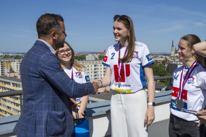 Náměstek Zácha poblahopřál mládežnickým florbalistkám. Úspěchy sbírají doma i ve světě