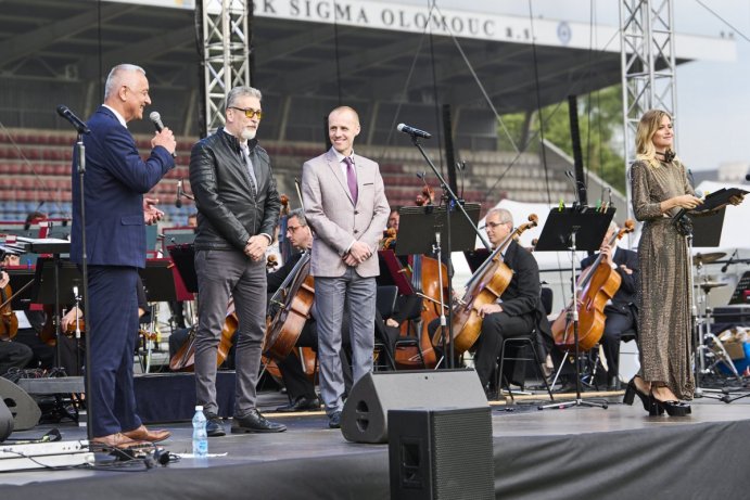 Fotbalový stadion v Olomouci rozezněla vážná hudba