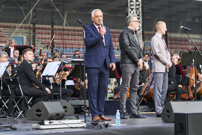 Fotbalový stadion v Olomouci rozezněla vážná hudba