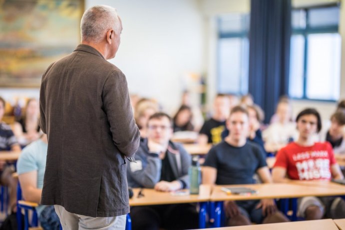 O práci, politice i činnosti Asociace krajů. Gymnazisté besedovali s hejtmanem Suchánkem