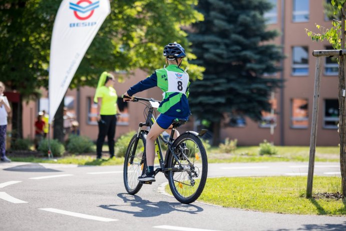 Nejde o to jezdit rychle, ale bezpečně. V kraji soutěží malí cyklisté