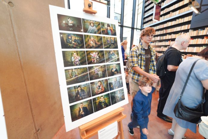 Výstava Bojují i za nás představí současnou ukrajinskou fotografii