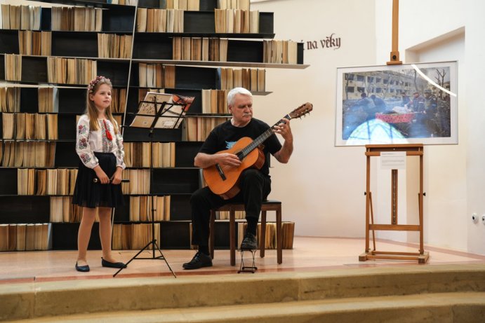 Výstava Bojují i za nás představí současnou ukrajinskou fotografii