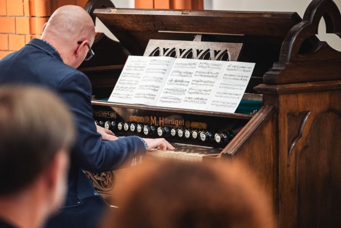 Červený kostel nově zdobí výstava známých olomouckých umělců