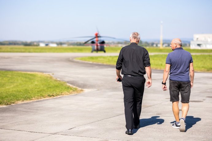 Čeští hasiči si půjčili vrtulníky na hašení požárů. Jeden z nich byl v Přerově, proletěl se ale až do Řecka