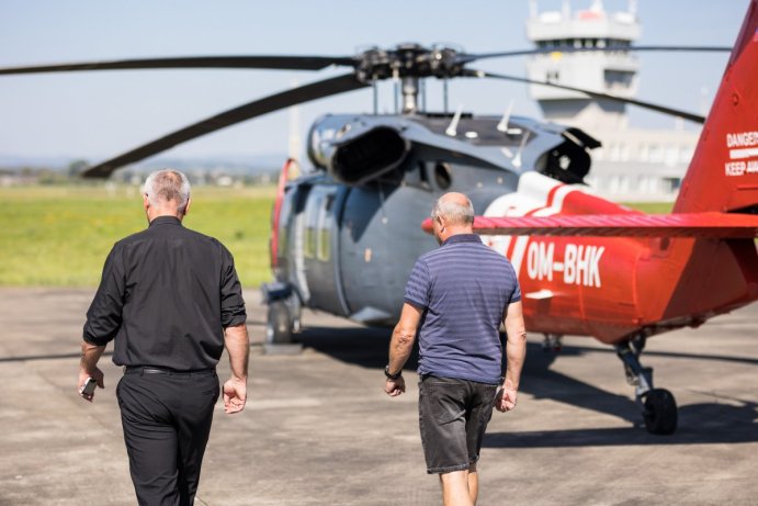 Čeští hasiči si půjčili vrtulníky na hašení požárů. Jeden z nich byl v Přerově, proletěl se ale až do Řecka