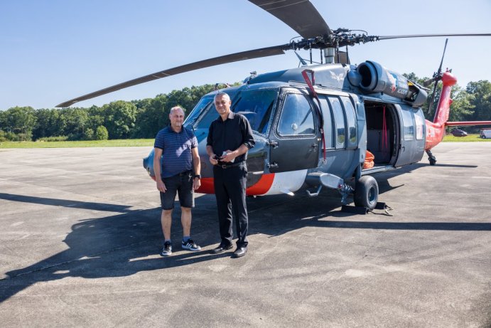 Čeští hasiči si půjčili vrtulníky na hašení požárů. Jeden z nich byl v Přerově, proletěl se ale až do Řecka