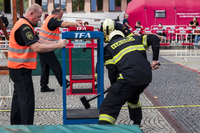 Nejtvrdší hasiči se předvedli před budovou kraje