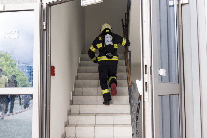 Nejtvrdší hasiči se předvedli před budovou kraje