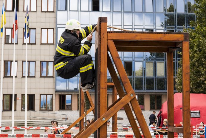 Nejtvrdší hasiči se předvedli před budovou kraje