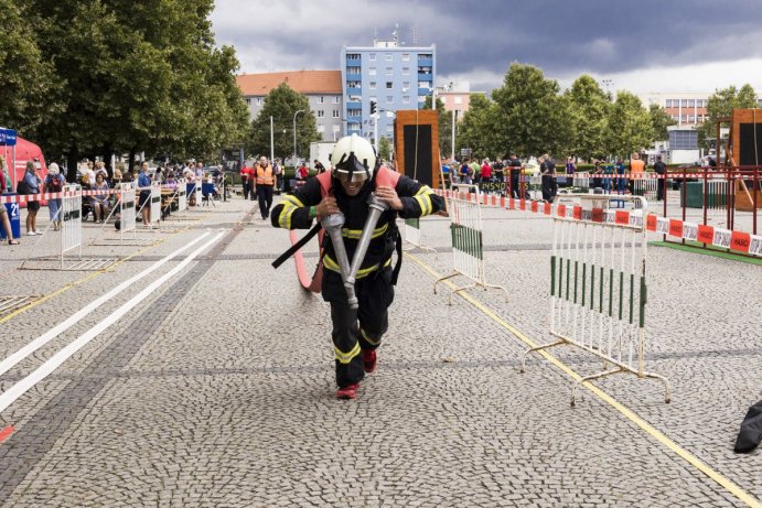 Nejtvrdší hasiči se předvedli před budovou kraje