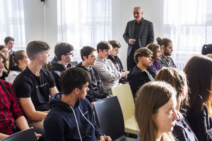 Hejtman debatoval se studenty uničovského gymnázia