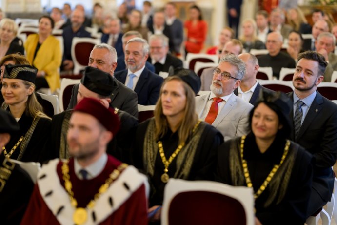 Univerzita Palackého udělila čestný doktorát jazzovému pianistovi Emilu Viklickému