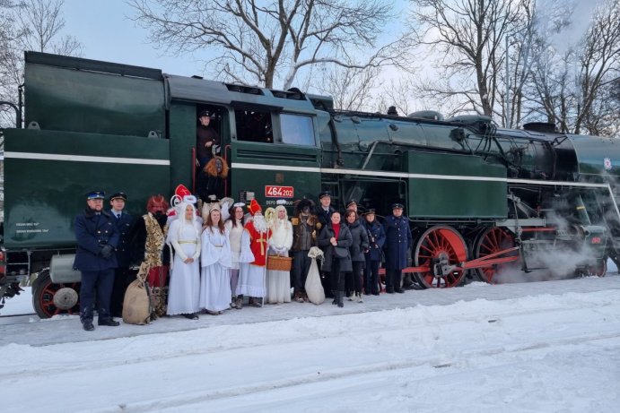 Mikulášská družina cestovala parním vlakem