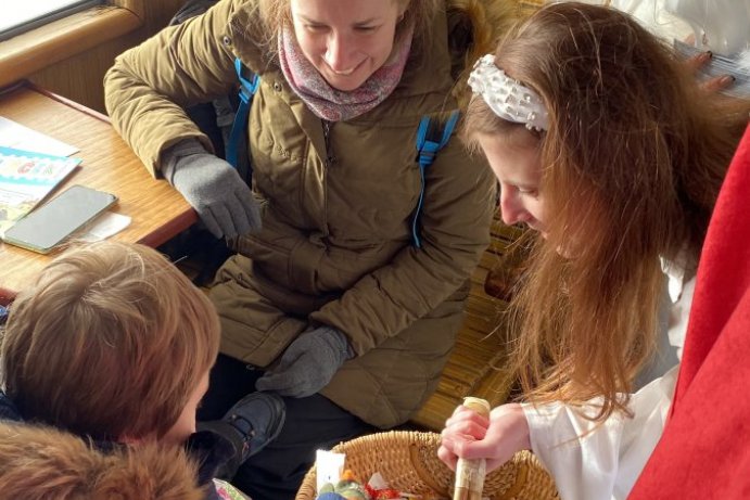 Mikulášská družina cestovala parním vlakem