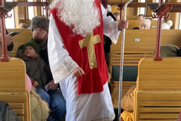 Mikulášská družina cestovala parním vlakem