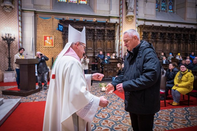 Betlémské světlo, symbol míru a naděje, doputovalo do Olomouce