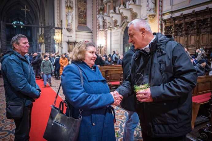 Betlémské světlo, symbol míru a naděje, doputovalo do Olomouce