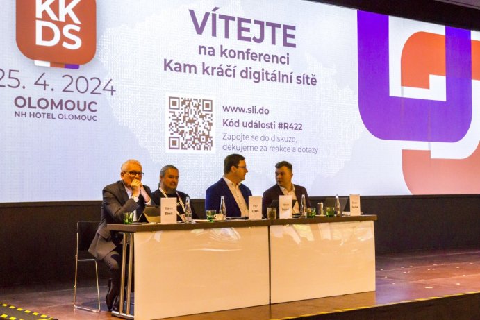 Účastníci konference spřádali sítě. Naštěstí jen digitální