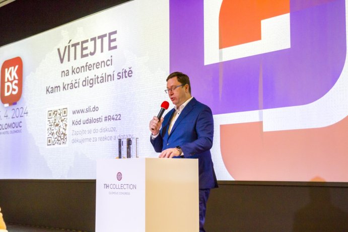 Účastníci konference spřádali sítě. Naštěstí jen digitální