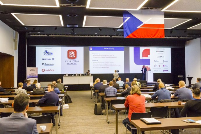 Účastníci konference spřádali sítě. Naštěstí jen digitální