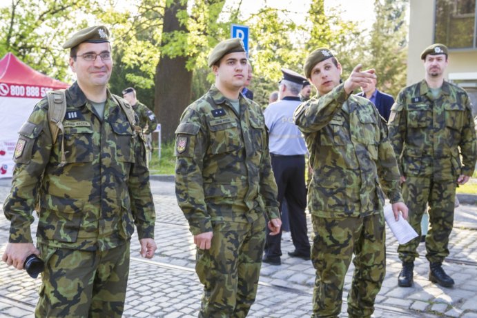 Záchranáři, hasiči, vojáci i policisté společně darovali krev