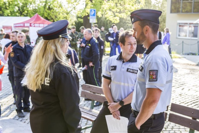 Záchranáři, hasiči, vojáci i policisté společně darovali krev