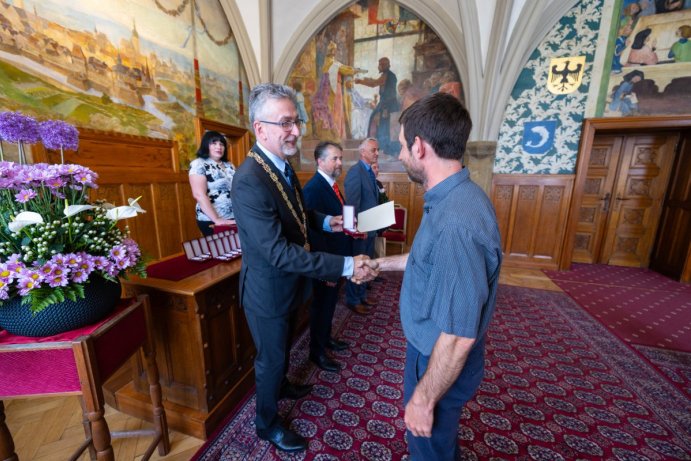 Dárci krve dostali zlaté medaile. Předali je zástupci kraje