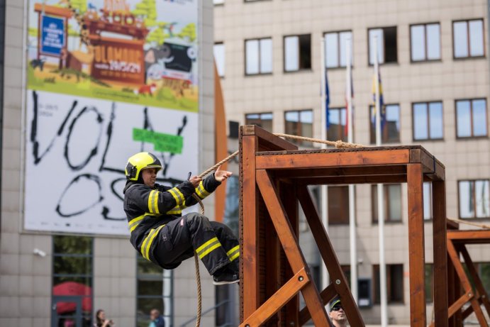 	Krajská budova opět posloužila hasičům v soutěži Nejtvrdší hasič přežije